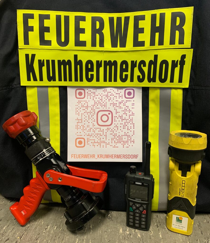 QR-Code auf den Instagramkanal, verschiedene Feuerwehrausrüstung als Deko